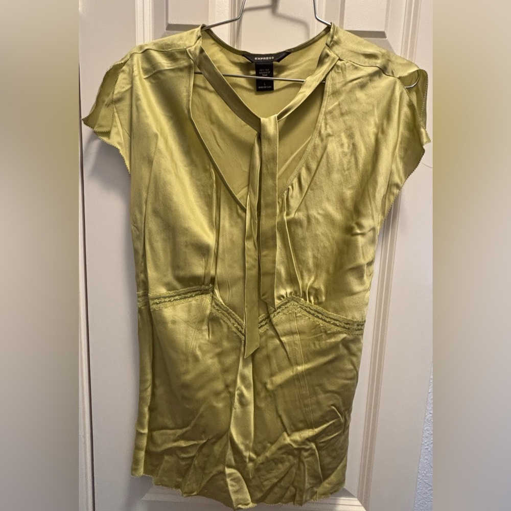 Express 100% Silk Tie V-Neck Babydoll Top Split Sleeves
Size Large